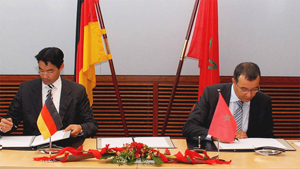 Moroccan Minister for Energy, Mines, Water and the Environment Fouad Douiri and German federal Minister for the Economy and Technology Philipp Rösler signing the written declaration.