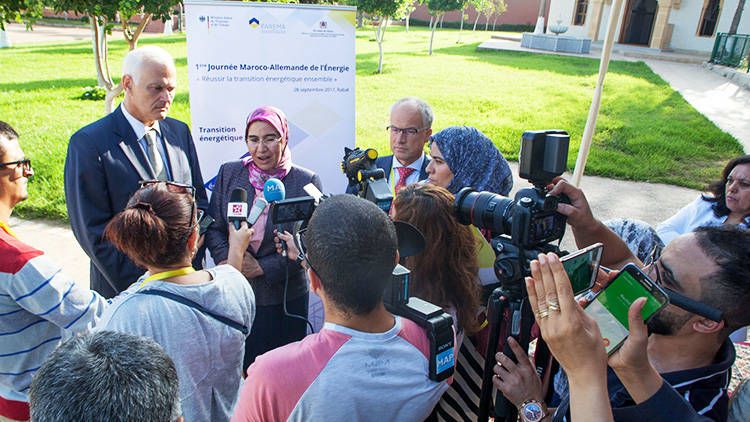 L'ambassadeur allemand au Maroc Götz Schmidt-Bremme, la Secrétaire d'Etat marocaine au Développement Durable Nezha El Ouafi et le Chef de Division du BMWi Martin Schöpe s'adressant à la presse