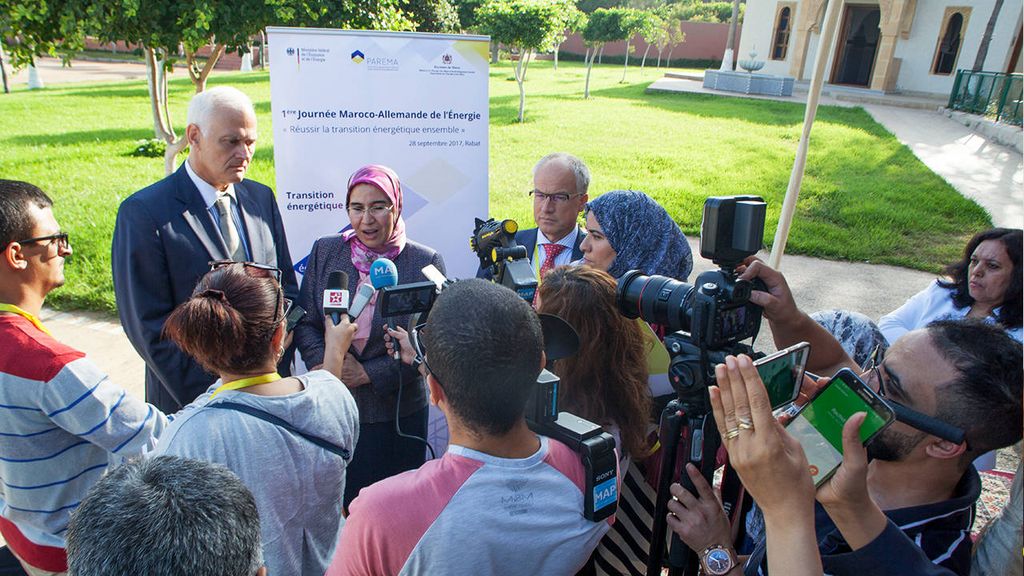 L'ambassadeur allemand au Maroc Götz Schmidt-Bremme, la Secrétaire d'Etat marocaine au Développement Durable Nezha El Ouafi et le Chef de Division du BMWi Martin Schöpe s'adressant à la presse